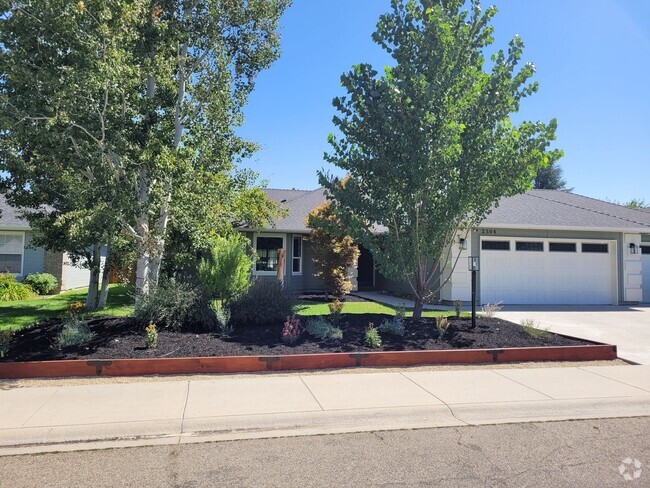 Building Photo - Stunning Home with Hot Tub with Detached O...