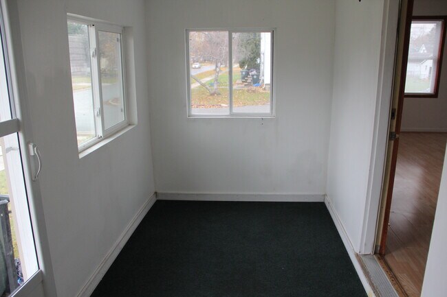 covered entry way - 1201 Bertch Ave