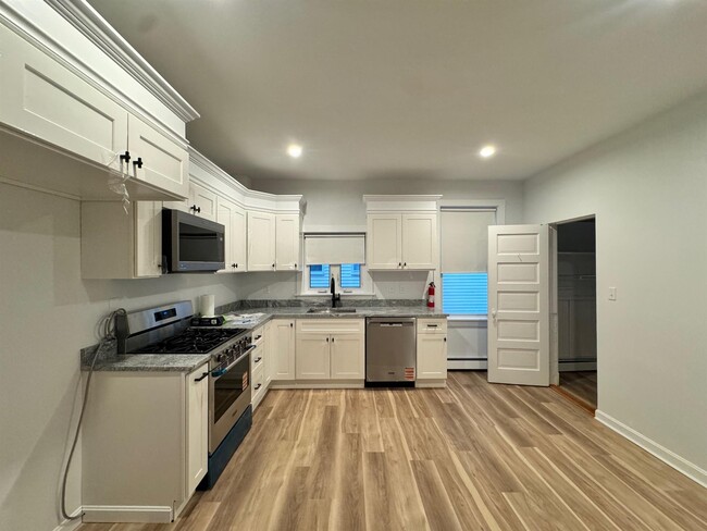 Building Photo - 136 Sharon St Unit 2