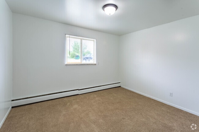 2 BR, 1 BA - 900 SF