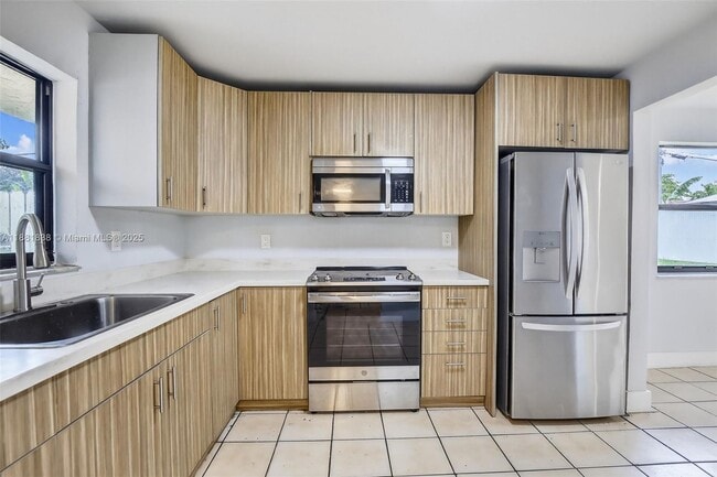 Building Photo - 1721 SW 40th Terrace Unit B Rental