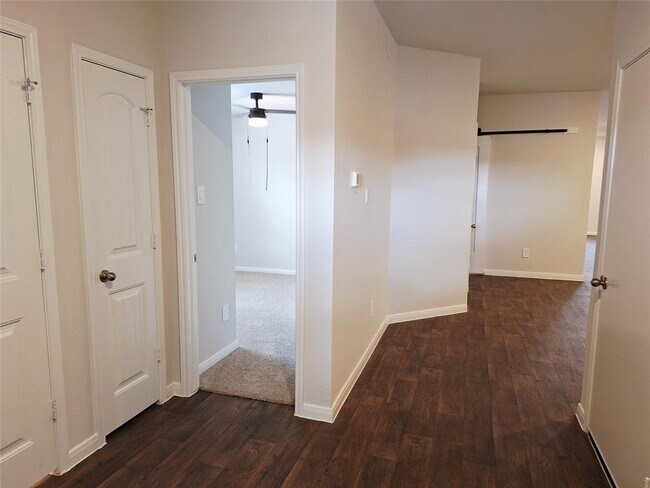 Photo - 1327 Camden Ln