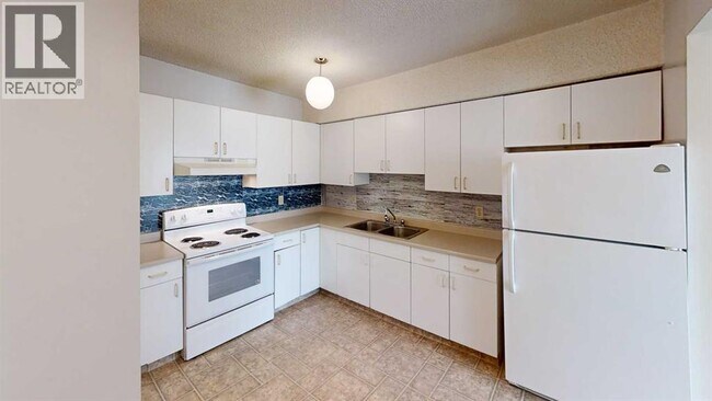 Photo - 5117-5144 44 St