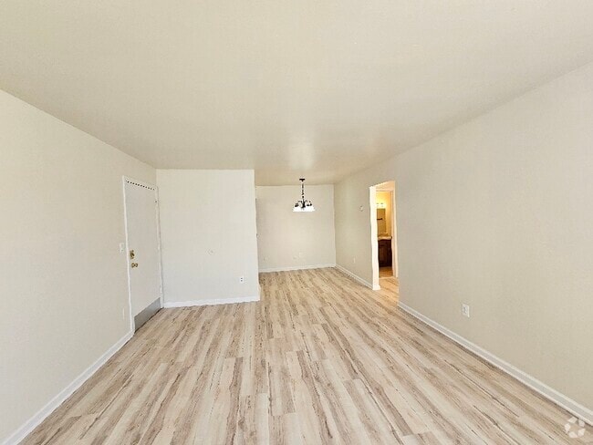 Building Photo - 1887 W 13 Mile Rd Rental