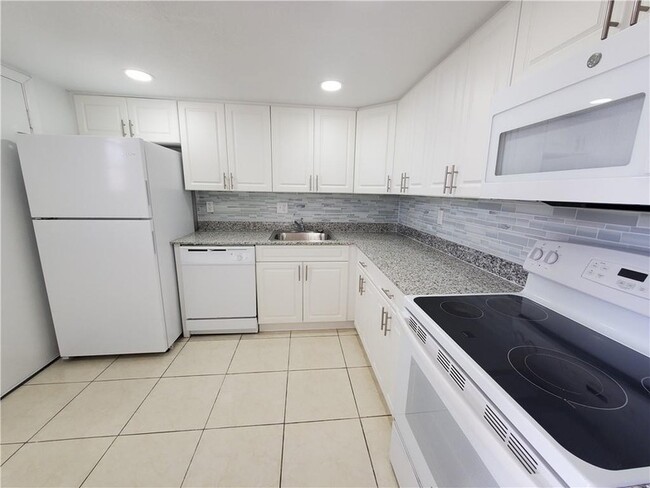 Building Photo - 9357 SW 77th Ave Unit 5-233