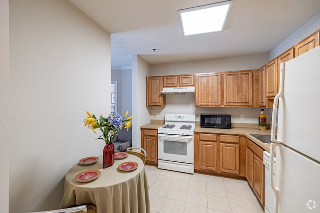2BR, 2BA - 945SF - Kitchen/Dining