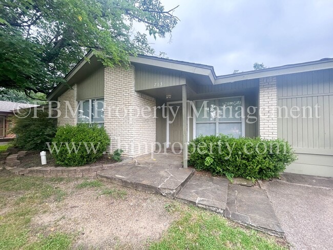 Photo - 713 Phillips Dr House
