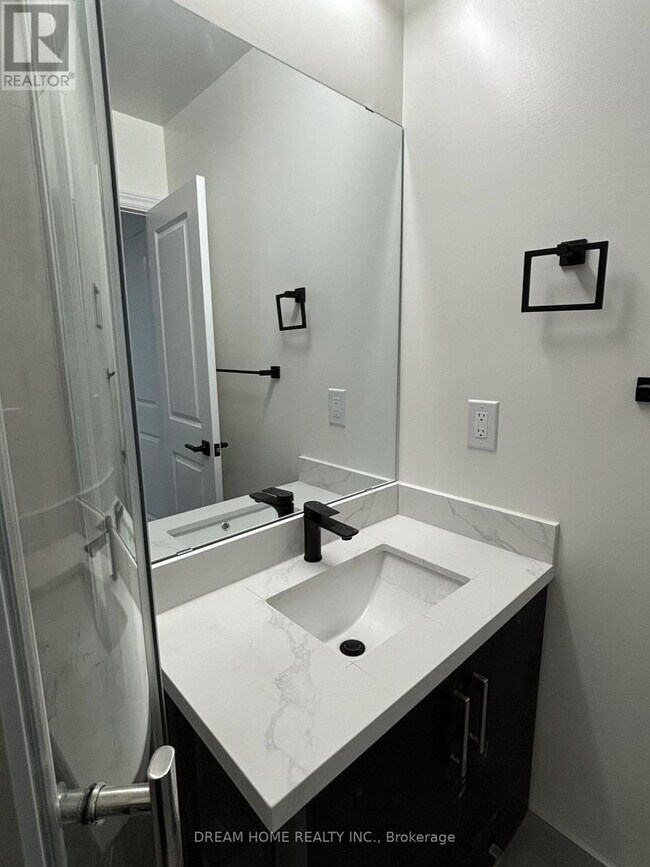 Photo - 643 Bathurst St