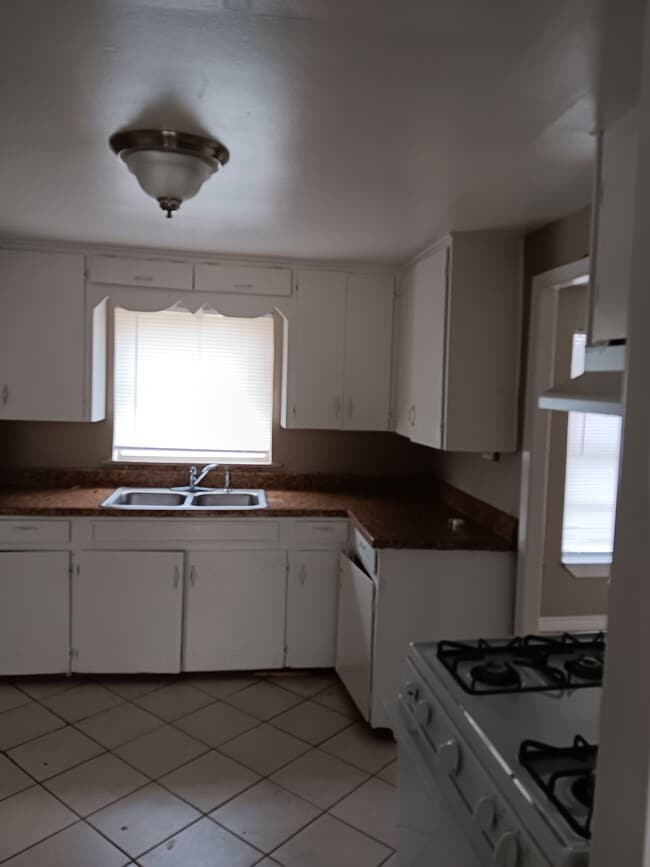 Kitchen - 901 N Hamlett St House