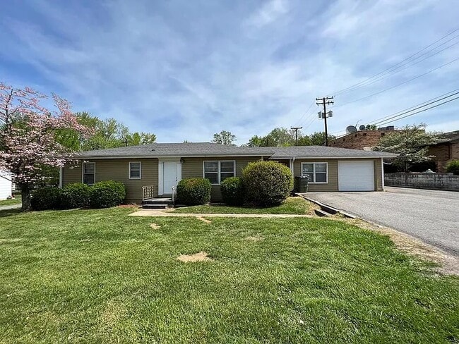 Building Photo - 1604 A E 9th St