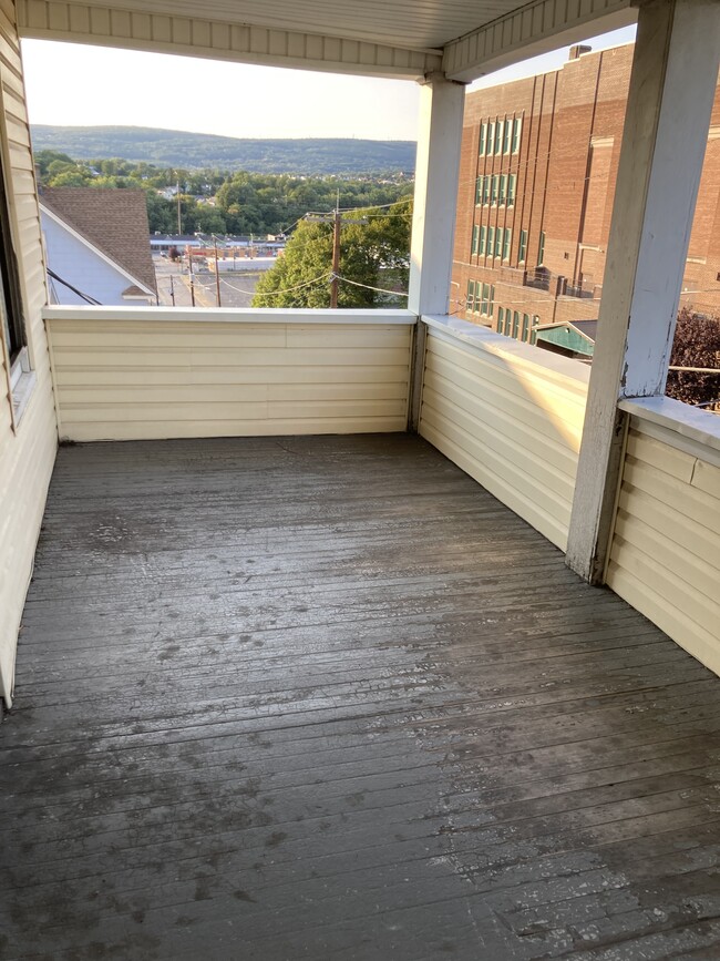 Building Photo - 916 Maple St