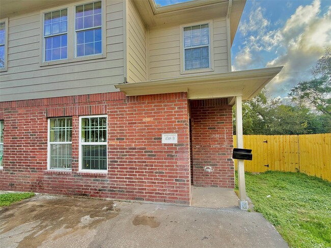 Building Photo - 4748 Clover St Rental