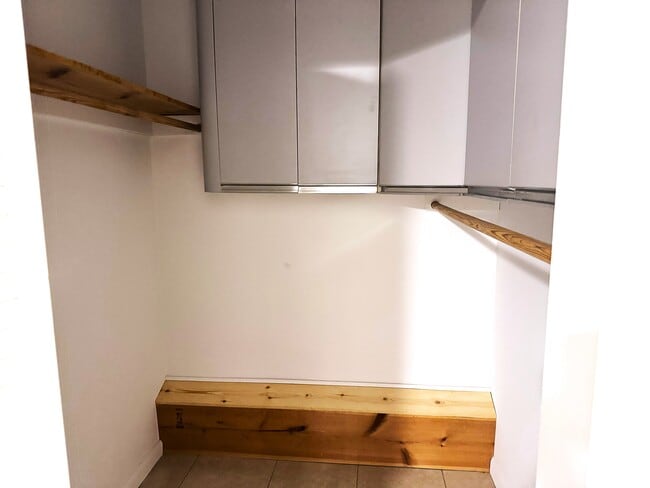 segundo dormitorio con armario - 1809 NE 2nd St