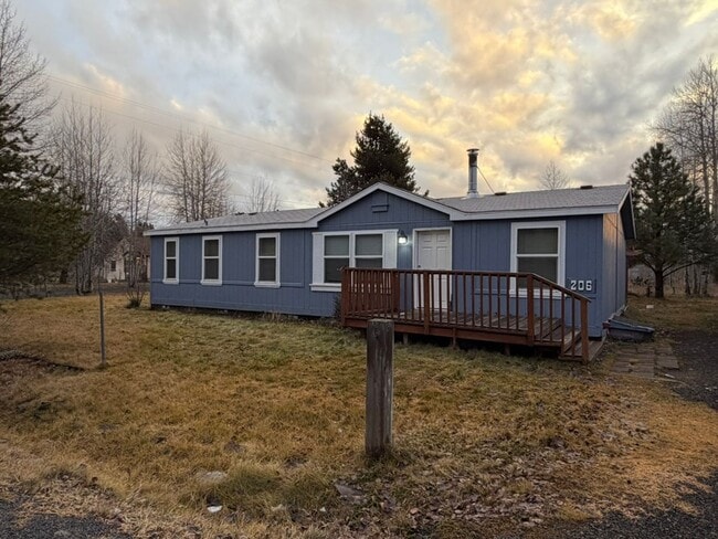 Building Photo - Large 3 Bedroom with Shop