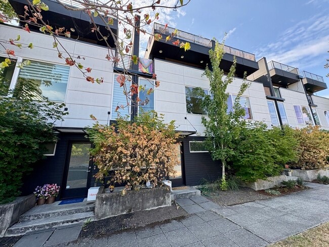 Building Photo - Ballard Townhome