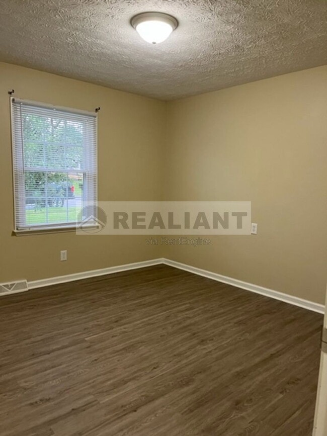 Photo - 108 Oakwood Dr