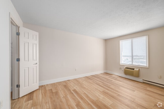 2BR, 1BA - 798SF - Primary Bedroom
