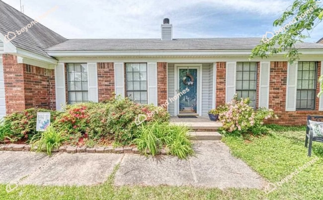 Building Photo - Updated 3BD/1.5BA Gem with Fireplace & Fen... Rental