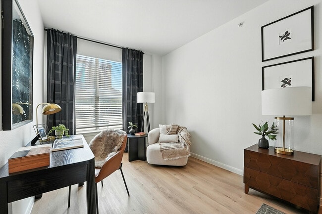 02_1001_Ross_Ave_Dallas_TX_75202_USA-Living_room-19903482