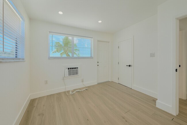 DANIA POINTE APTS
