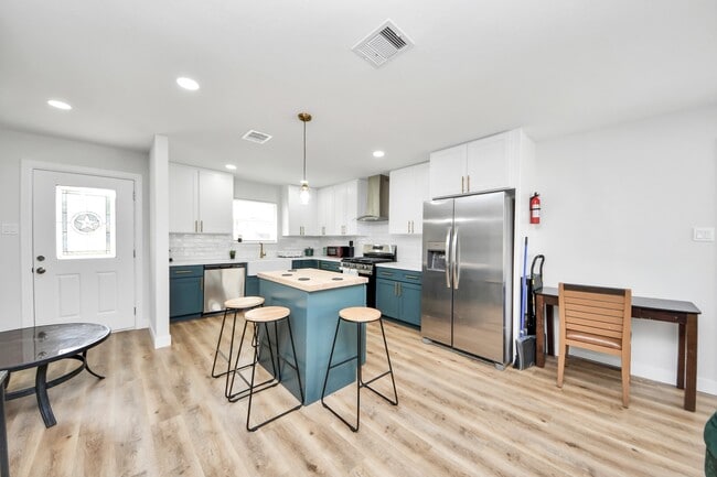 Photo - 5115 Clay St