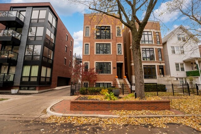 Building Photo - 3716 N Kenmore Ave Unit 1