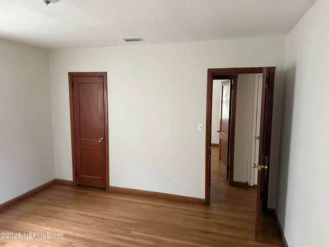 Photo - 947 Glencarin St