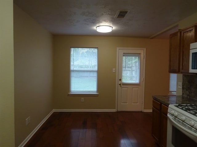 Photo - 7111 Brown Bark