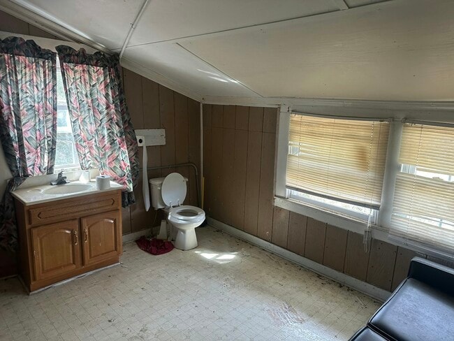 Photo - 82 E Hampton St