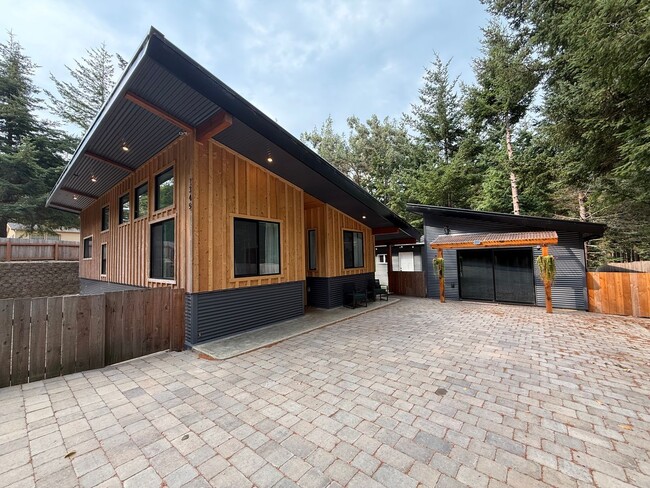 Building Photo - Furnished Modern Home for Rent – 2 Bedroom...