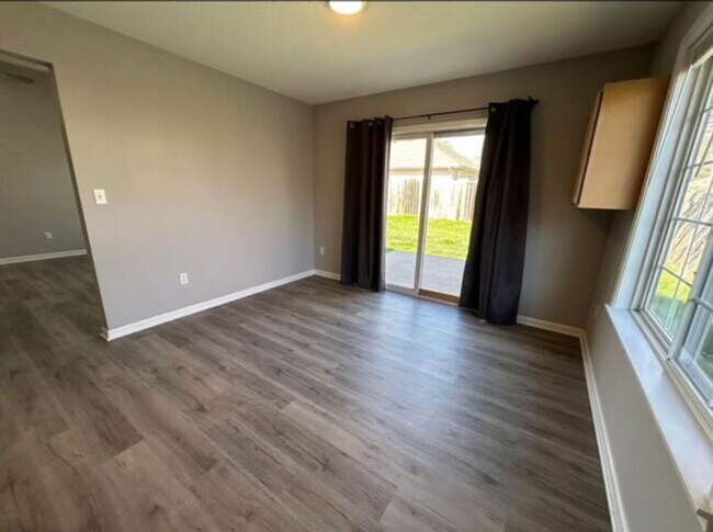 Photo - Impressive 3 Bed 2 Bath House In 7 Oaks!