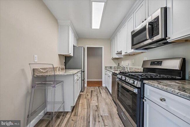 Building Photo - 6631 Wakefield Dr Unit 203