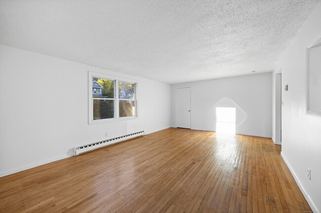 Photo - 84 Whittier Ave Unidad 2nd Fl