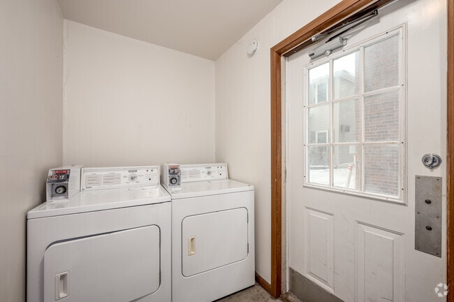 Laundry Room - Pierce Street Apartments