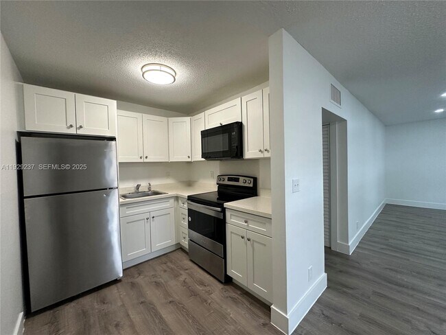 Photo - 2500 Johnson St Unidad 14