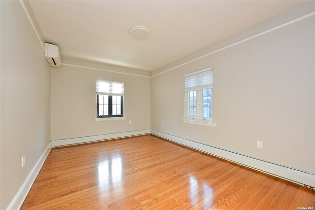 Photo - 43-34 192nd St