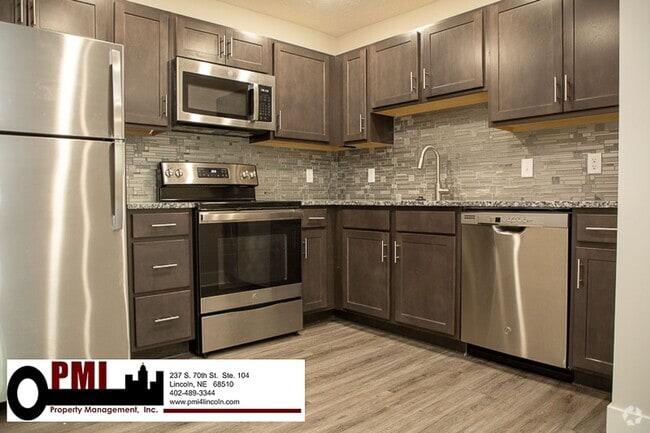 Building Photo - 2 Bedroom and 1 Bathroom Apartment Availab... Unit 4001 Holdrege St. #21