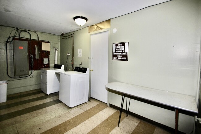 Photo - CAMBRIDGE APTS -- 043