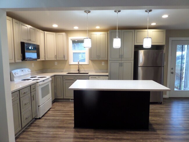 Beautiful Updated 3-Bedroom Home with Larg... - Beautiful Updated 3-Bedroom Home with Larg...