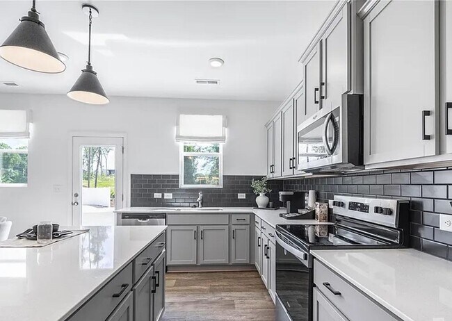 Photo - 3 BR/2.5BA  | Newly Renovated Single Family Home | Spacious Great Room | In Dukes Ridge!