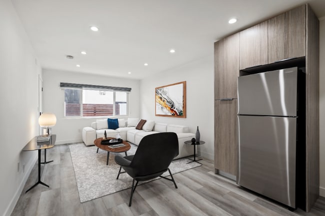 Photo - 2034 S Garth Ave Unidad 3