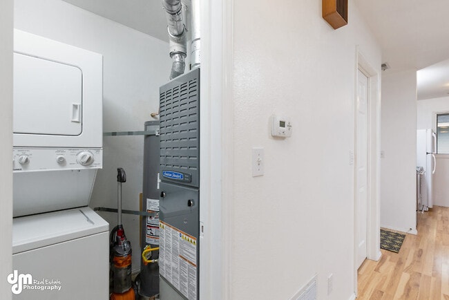 Sala de máquinas con lavadora y secadora - 4240 Folker St, #B202 Unidad B202