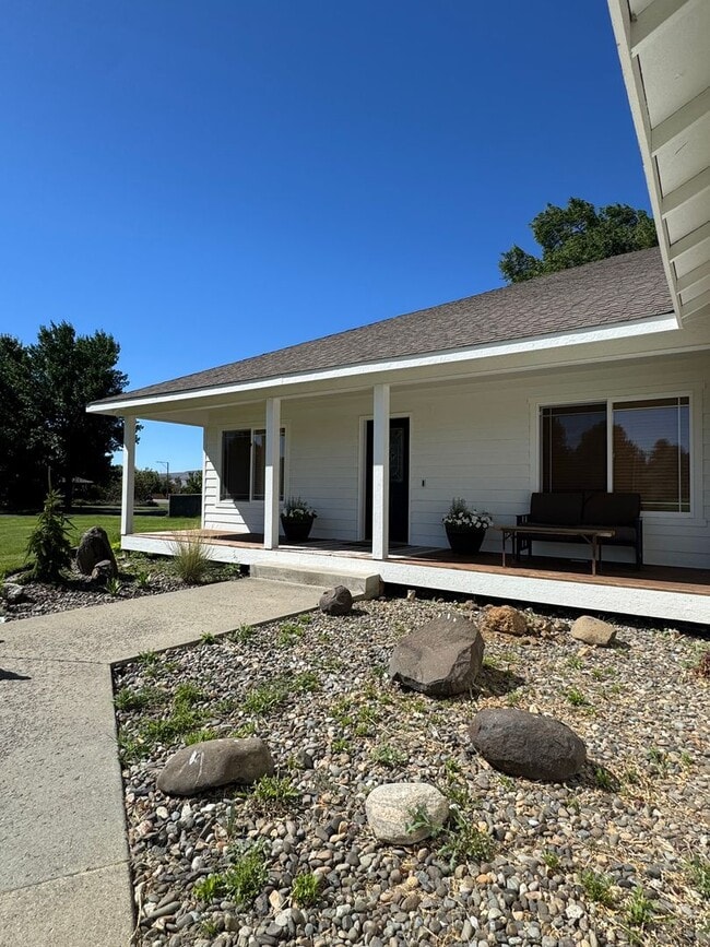 Expansive & Modern 4-Bedroom Home for Rent - Expansive & Modern 4-Bedroom Home for Rent