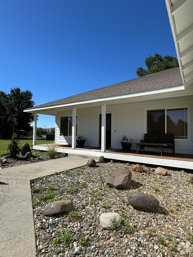 Building Photo - Expansive & Modern 4-Bedroom Home for Rent