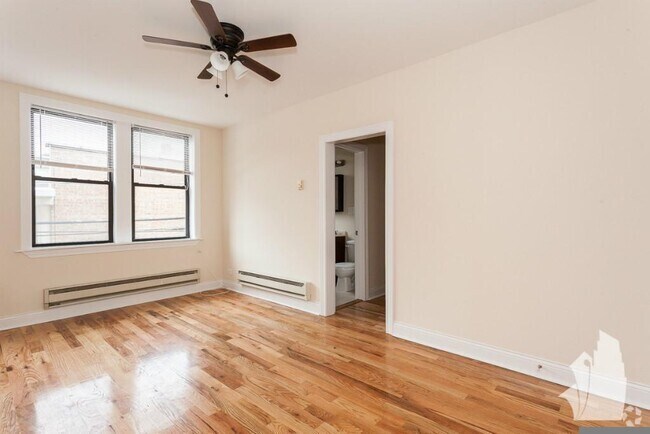 Building Photo - 812 W Diversey Pky Unit STUDIO Rental