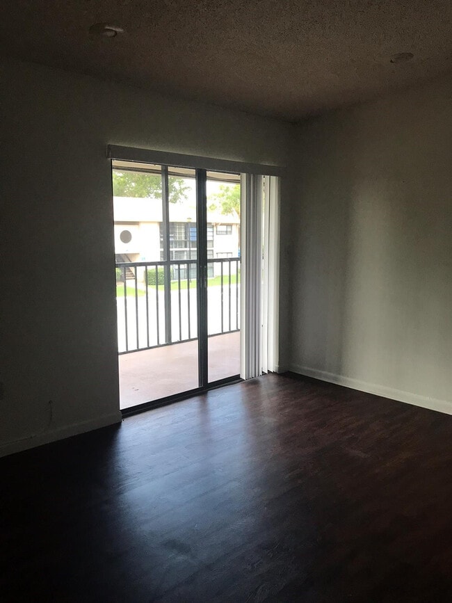 Building Photo - 819 NE 199th St Unit 205