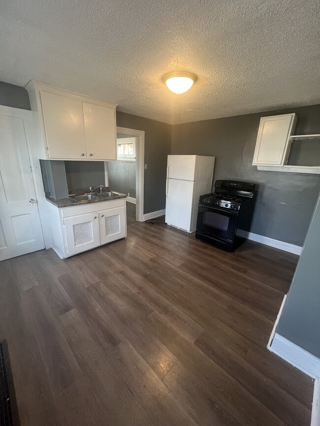 Photo - 644 Thomas Ave W