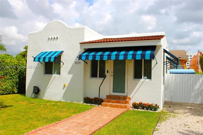 Building Photo - 2253 SW 10th St