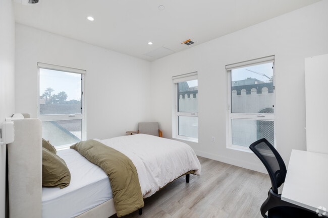 Photo - 1128 W 37th Dr