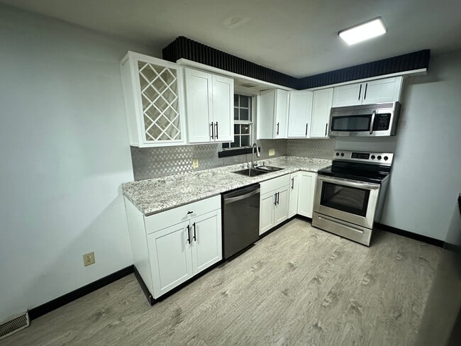 Photo - 1752 Woodlawn Ave NW